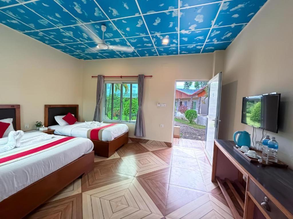 Hotel Greenland Safari Sauraha Exterior foto